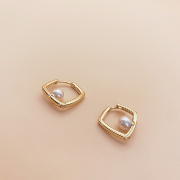 Arracada cuadrada 2 cm con perla oro laminado de 18k - Image 3