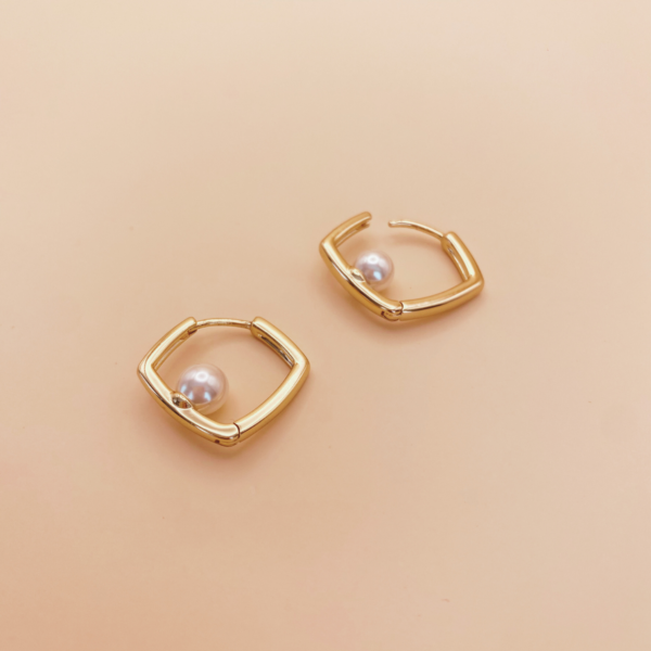 Arracada cuadrada 2 cm con perla oro laminado de 18k - Image 2