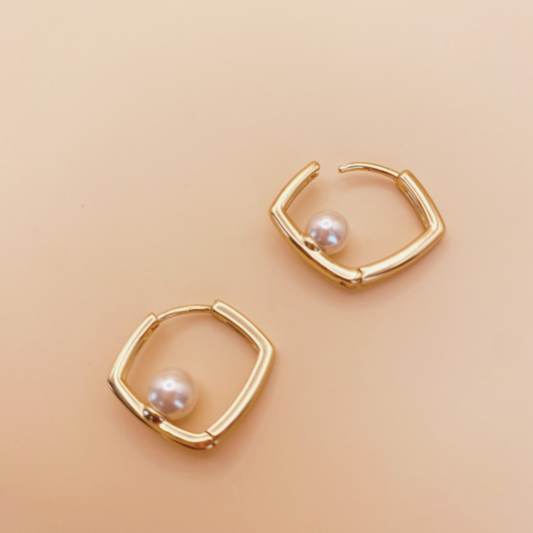 Arracada cuadrada 2 cm con perla oro laminado de 18k