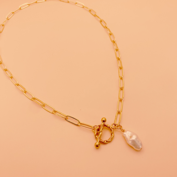 Collar eslabón con perla barroca borche de T chapa de oro de 14k